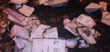 Papeles quemados en el incendio.