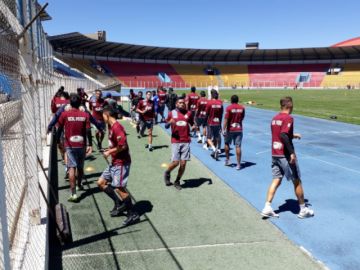Entrenan en el estadio Víctor Agustín Ugarte.