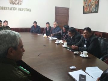 En reunión de trabajo.