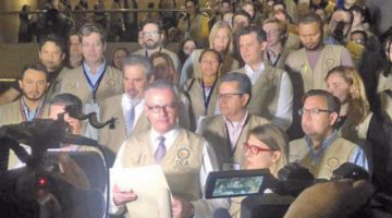 Manuel Gonzales, jefe de la misión de la OEA, dió lectura a un comunicado.