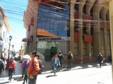 Panorama en el cercanías de edificios bancarios.