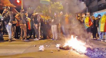 Anoche, varios ciudadanos desarrollaban una vigilia en la plaza Abaroa.