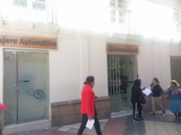 Los bancos estaban abiertos a primera hora de la mañana.