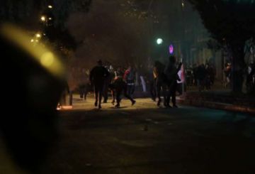Los efectivos policiales usaron gases lacrimógenos para dispersar a los ciudadanos.