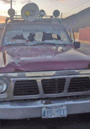 Los agresores dañaron el automovil de Comcipo.