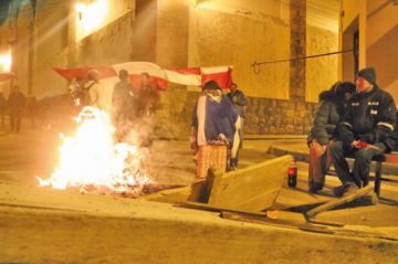 Encendieron fogatas en muchas esquinas de la ciudad de Potosí.