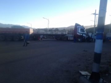 Bloqueo en la salida a Sucre, altura Aduana en Karachipampa.