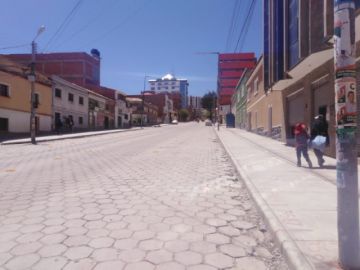 Calles vacías y puestos de venta cerrados.