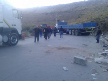 Bloqueo en la salida a Sucre, altura Aduana en Karachipampa.