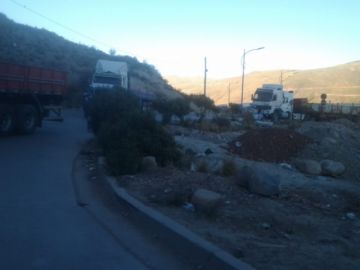 Bloqueo en la salida a Sucre, altura Aduana en Karachipampa.