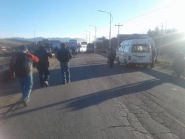 Bloqueo en la salida a Sucre, altura Aduana en Karachipampa.
