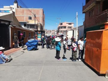 Calles vacías y puestos de venta cerrados.