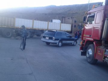Bloqueo en la salida a Sucre, altura Aduana en Karachipampa.