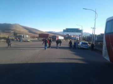Bloqueo en la salida a Sucre, altura Aduana en Karachipampa.