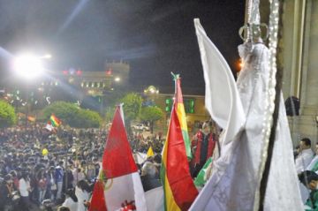 La Virgen porta una bandera blanca en la mano como símbolo de paz.