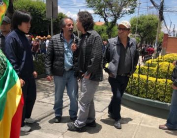 Raúl García Linera coordinando en la marcha.