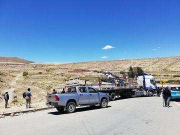 Hay vehículos detenidos en la salida a Uyuni.