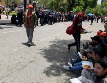 Los policías los alimentaron.