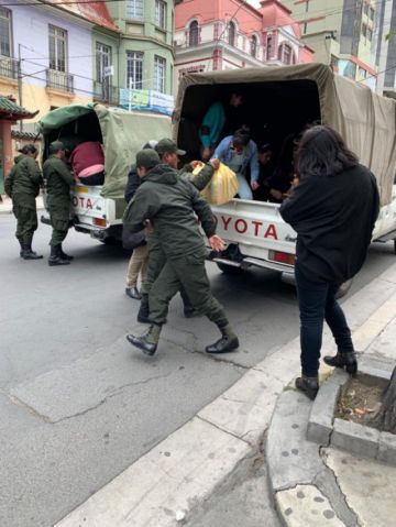 Los policías los alimentaron.