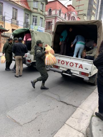 Los policías los alimentaron.
