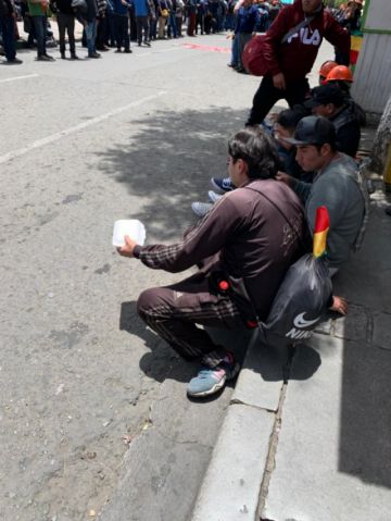 Los policías los alimentaron.