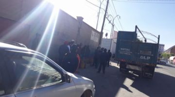 Las amas de casa caminaron desde temprano. Hay vehículos de transporte público circulando.