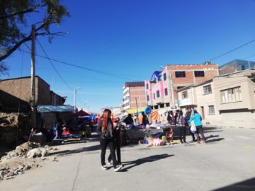 Las amas de casa caminaron desde temprano. Hay vehículos de transporte público circulando.