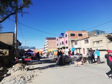 Las amas de casa caminaron desde temprano. Hay vehículos de transporte público circulando.