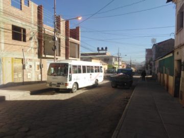 Las amas de casa caminaron desde temprano. Hay vehículos de transporte público circulando.