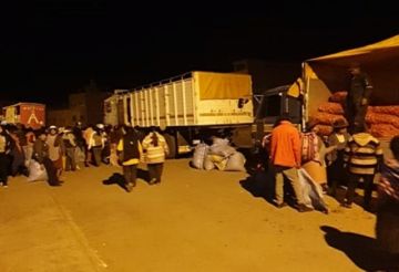 Las amas de casa caminaron desde temprano. Hay vehículos de transporte público circulando.