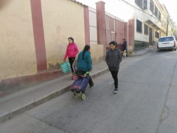 Las amas de casa caminaron desde temprano. Hay vehículos de transporte público circulando.