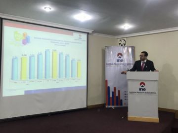 El director del Instituto Nacional de Estadística (INE), Santiago Farjat, en conferencia de prensa.