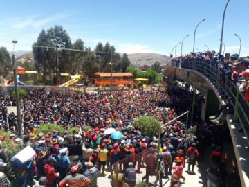La concentración fue masiva en el puente de La Dignidad, de avenida Tinku.