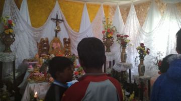 Familias prepararon las tumbas para sus seres queridos fallecidos.