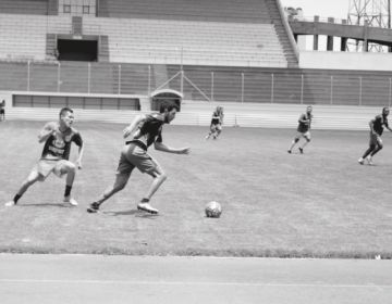 El jugador Juan Leandro Vogliotti, de Real, controla la pelota ante la marca de su rival.