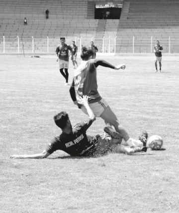 Carlos Tordoya, de Real, se barre para quitar el balón a Enzo Maidana, de Nacional.