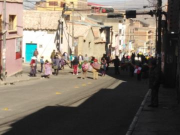 Bloqueos en las calles permanecen.