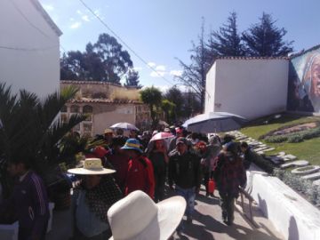Miles visitaron el cementerio ayer 