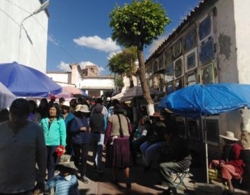 Mucha gente visitó a sus seres queridos.