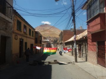 Los bloqueos persisten en las calles de la ciudad.