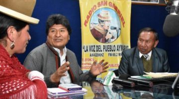 El presidente Evo Morales durante una entrevista en radio San Gabriel, ayer.
