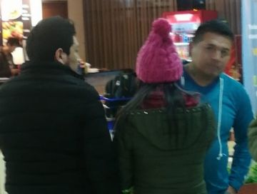 El hombre que agredió a los periodistas (derecha), antes de cambiarse de ropa.