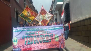 La marcha de los mineros rumbo al Puente de la Dignidad.