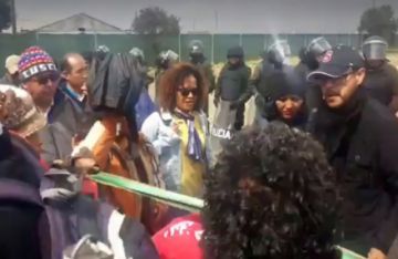 Control de carnet de identidad a personas que salían e ingresaban al Aeropuerto de El Alto por parte de militantes del MAS.