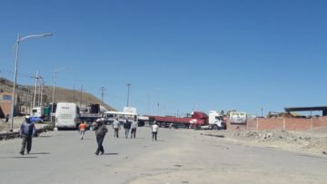 Los bloqueos de las garitas de acceso a la Villa Imperial están a cargo del transporte pesado.