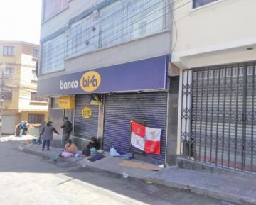 Los bancos están bloqueados y no atienden a la población.