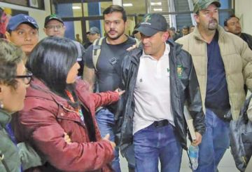 El presidente del Comité pro Santa Cruz arribó al aeropuerto de El Alto cerca de las 19:00.