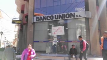 Las puertas de los bancos están cerradas.