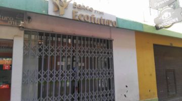 Las puertas de los bancos están cerradas.