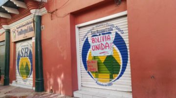 Las puertas de los bancos están cerradas.